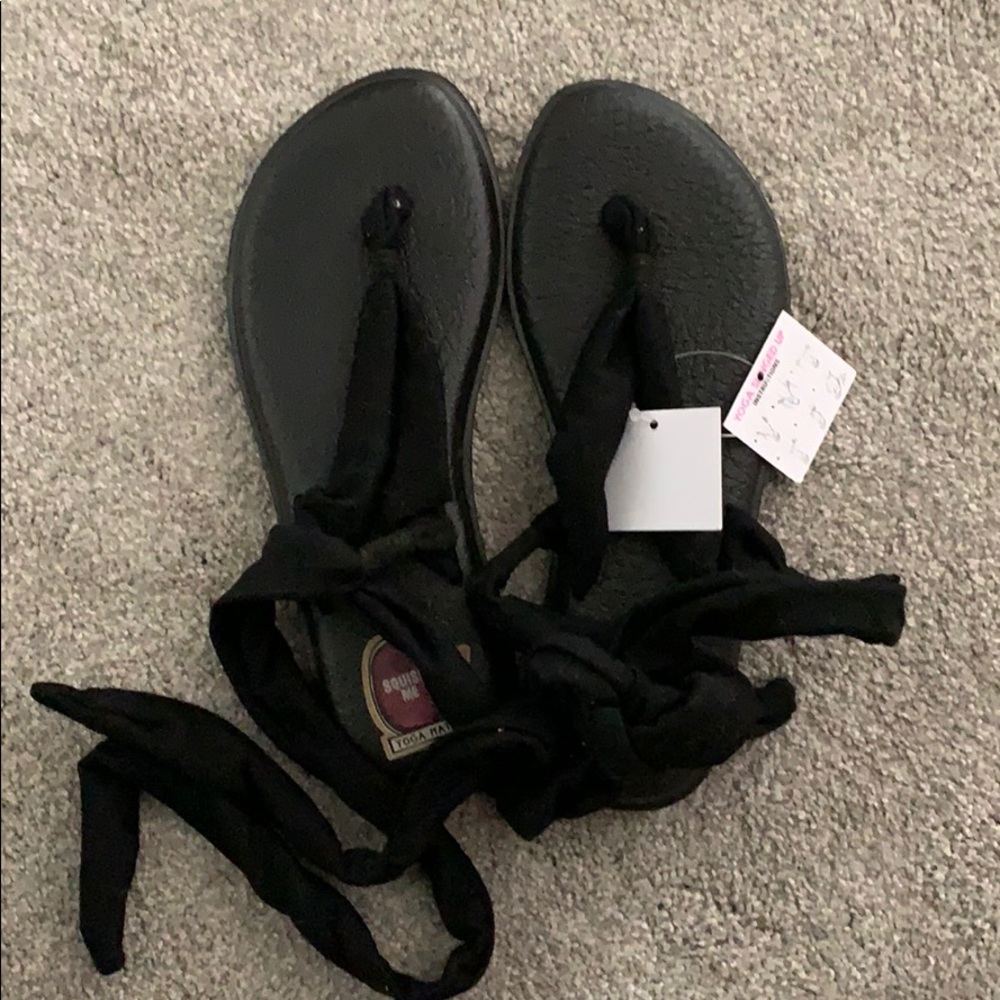 NWT  black Sanuk yoga slings size 6